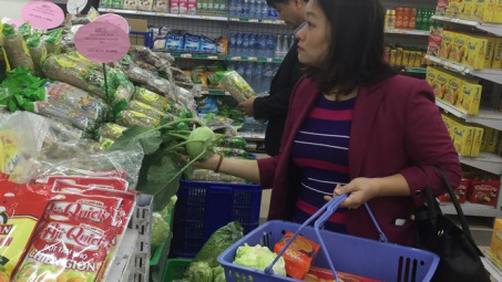 Rau xanh hút hàng tại siêu thị Hà Nội ngày mồng 4 Tết