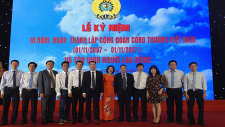 Tôn vinh công nhân tiêu biểu trong lễ kỷ niệm 10 năm Công đoàn Công Thương Việt Nam