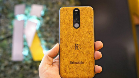 Kinh ngạc với smartphone có vỏ làm từ gỗ cây