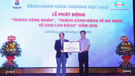 Thép – Xăng: “Yêu nhau" 