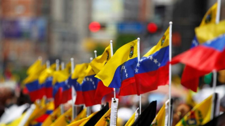 Giá dầu quay đầu tăng mạnh do lo ngại về nguồn cung tại Venezuela