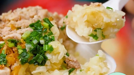 Xôi sắn thịt băm trứ danh tại Hà Nội