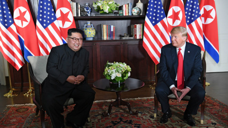 Giá vàng thế giới quay đầu giảm trở lại sau cuộc gặp lịch sử Donald Trump-Kim Jong Un
