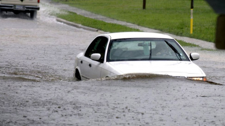 Làm ngay những việc này nếu không muốn tàn phá ô tô khi xe bị ngập nước