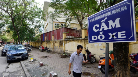 Dân thành phố “mỏi mắt” tìm chỗ đỗ ô tô