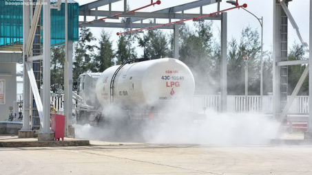 Diễn tập phương án phòng cháy chữa cháy tại kho chứa khí LPG Dung Quất