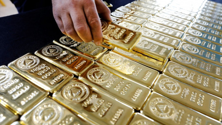 Vàng tăng do USD yếu đi và căng thẳng thương mại dịu lại