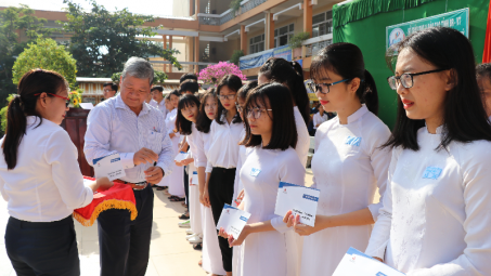 Thép miền Nam - VNSTEEL: Quà nhỏ đầu năm, giúp em về đích