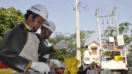 Ngỡ ngàng trước phương pháp sửa chữa điện hiện đại của EVN HANOI