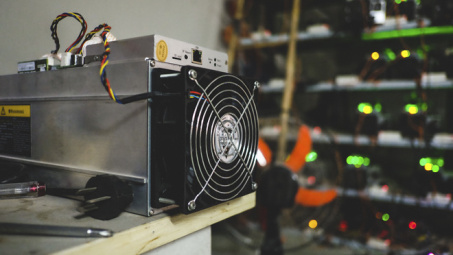 Bộ Công Thương đề xuất không cấm nhập máy đào tiền ảo