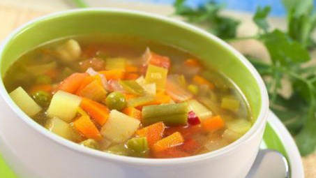 Tranh luận trái chiều về thói quen ăn cơm chan canh gây bệnh dạ dày: Đâu là cách ăn đúng?