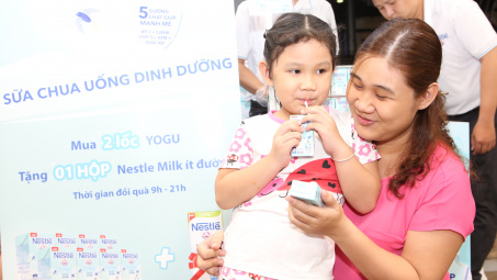 Sữa chua uống dinh dưỡng Nestlé YOGU có chứa tổ yến được mẹ và trẻ yêu thích
