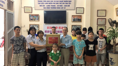 May Nhà Bè tặng quà Trung tâm Dạy nghề nhân đạo Linh Quang