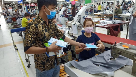 May Nhà Bè cấp phát 4.000 khẩu trang miễn phí cho công nhân