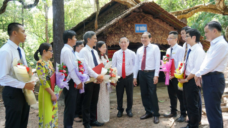 EVNSPC kết nạp 12 đảng viên tại khu di tích đặc biệt quốc gia Tà Thiết