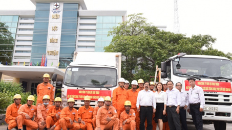 EVNSPC hỗ trợ miền Trung khắc phục sự cố điện do bão số 9