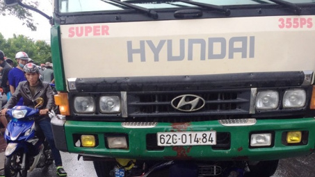 Long An: Bị phát hiện xe ô tô chở hàng nhập lậu tông thẳng vào xe Quản lý thị trường