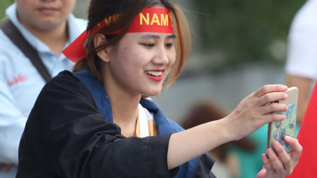Những bóng hồng xinh đẹp khuấy động sân Mỹ Đình trước giờ bóng lăn