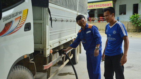 Giá xăng giảm mạnh, giá dầu giữ nguyên