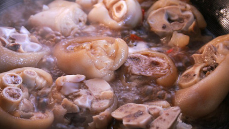 Ăn móng giò, sách bò, nội tạng động vật để giảm khí thải