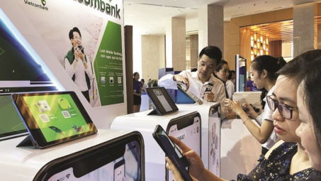 Ngân hàng “ào ào" chuyển đổi số