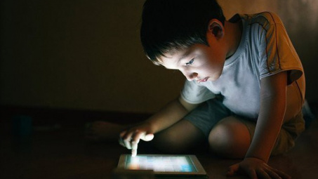 WHO cấm trẻ dưới 2 tuổi tiếp xúc với màn hình điện tử