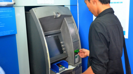 Cảnh giác khi rút tiền ở ATM