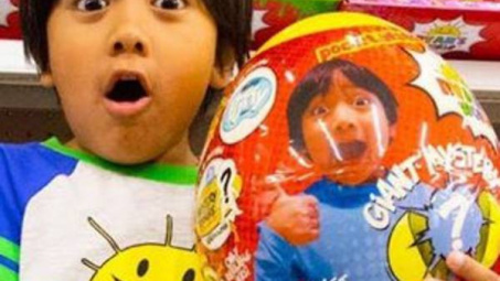 Cậu bé 7 tuổi này kiếm được 30 triệu đô la Singapore một năm qua kênh YouTube về đồ chơi