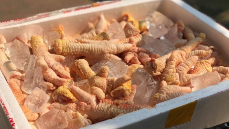 Chuyện lạ: Chân gà khổng lồ, 400.000 đồng/kg vẫn cháy hàng