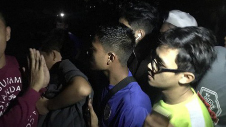 Chung kết lượt đi AFF Cup 2018: Ngay lúc này, hàng nghìn fan Malaysia vạ vật xếp hàng xuyên đêm chờ mua vé, không khác gì CĐV Việt Nam trước khi vé bán online