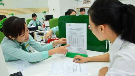 Lãi suất tăng, khách hàng tranh thủ gửi tiết kiệm