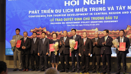Miền Trung trao quyết định đầu tư 19 dự án du lịch, tổng vốn hơn 36 nghìn tỉ đồng