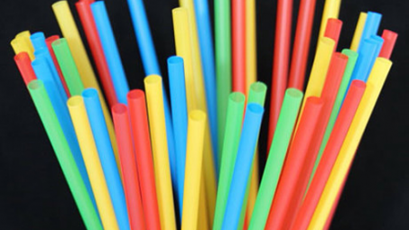 Canada cấm dùng ống hút, túi nylon từ năm 2021