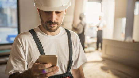 Tai nạn lao động tăng cao do nghiện smartphone