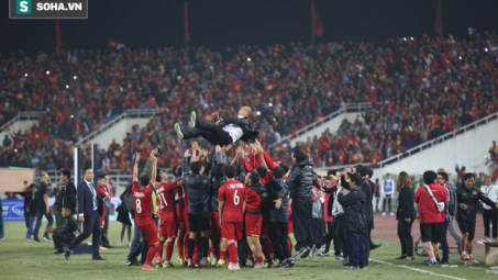 Thaco trao thưởng 2 tỉ và hành động bất ngờ của HLV Park Hang-seo