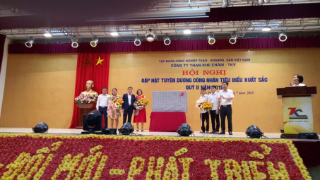 Than Khe Chàm khen thưởng trên 400 công nhân tiêu biểu