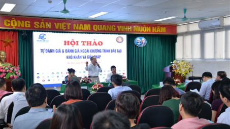 Tự đánh giá và đánh giá ngoài chương trình đào tạo từ góc nhìn của nhà trường và đơn vị kiểm định