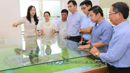 Người dân tham quan và góp ý cho Khu xử lý chất thải Quang Trung