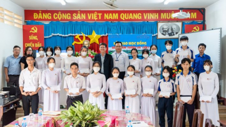 HUFI: Trao học bổng cho các em học sinh khó khăn, vượt khó tại Trường THPT Đức Huệ, Long An