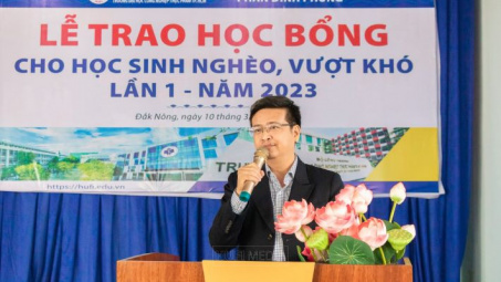 HUFI: Trao học bổng cho các em học sinh khó khăn, vượt khó tại Trường THPT Phan Đình Phùng, Đắk Nông