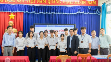 HUFI: Trao học bổng cho các em học sinh vượt khó tại Trường THPT Tân Đông, Tây Ninh