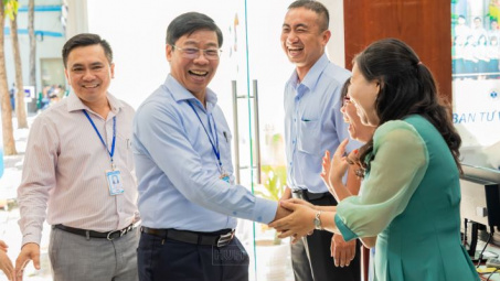 HUFI: Lãnh đạo Nhà trường thăm và chúc tết từng đơn vị nhân ngày đầu làm việc