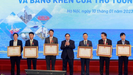 Lãnh đạo PVEP đón nhận Huân chương Lao động và Bằng khen của Thủ tướng Chính phủ
