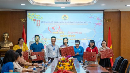 “Tết sum vầy - Xuân tri ân năm 2023” trao tặng quà đến công đoàn viên và người lao động HUFI