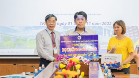 Nguyễn Tiến Đạt  - Từ một sinh viên phải đi mượn máy tính để học đến nhận học bổng toàn khóa