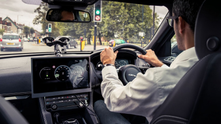 Công nghệ xe hơi của Jaguar Land Rover "giải" vấn đề giao thông tồn tại hàng trăm năm