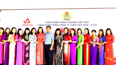 “Những bông hoa vẫn cứ nở đúng mùa”*