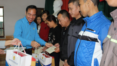 Người lao động có quà Tết sớm