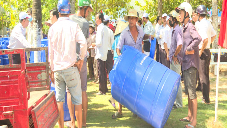 Thép miền Nam: Tặng 300 bồn trữ nước cho nhân dân 11 xã vùng hạn mặn Thạnh Phú