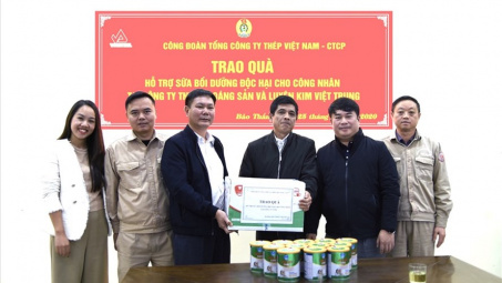 Công đoàn Tổng Công ty Thép Việt Nam tặng sữa cho người lao động